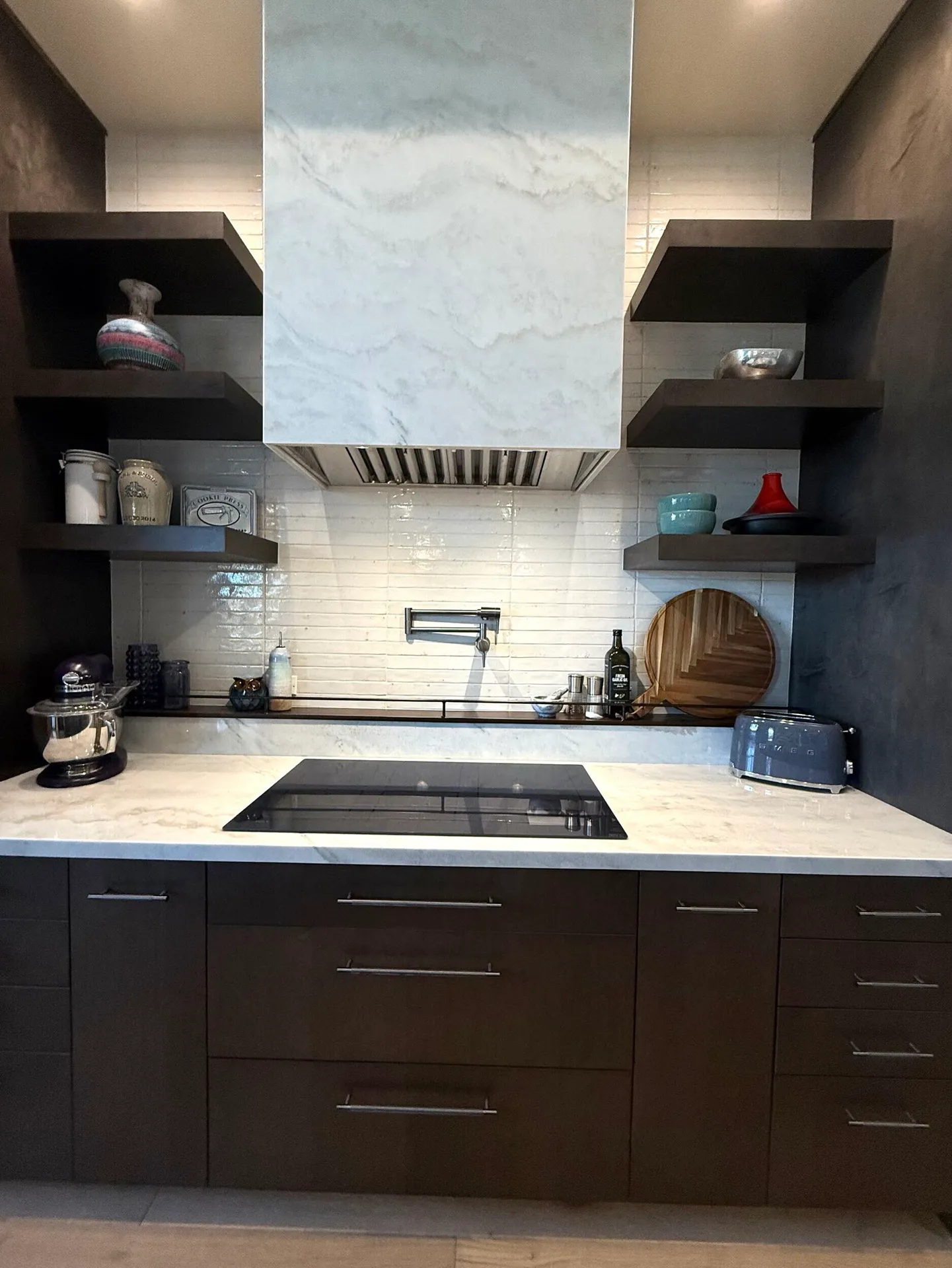 The Polished Quartzite Slab at the range hood adds a touch of luxury and visual appeal, making this space truly one of a kind! [TWD Project Location: Scottsdale, AZ]